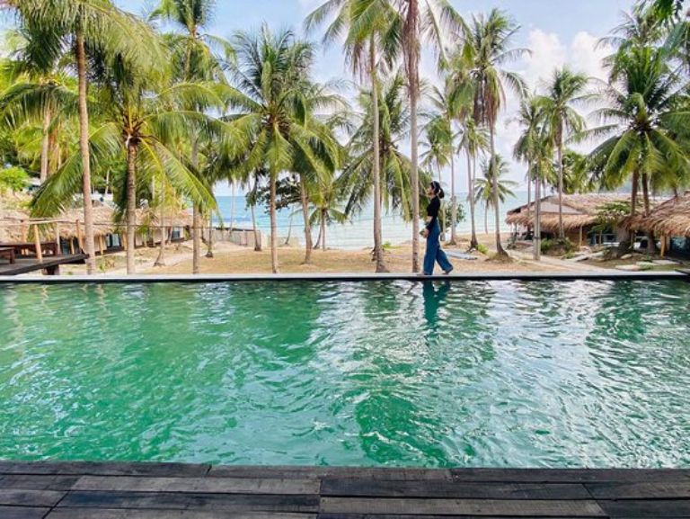Langchia Nam Du Resort sở hữu không gian trữ tình với những căn nhà lợp lá dừa chất phác kết hợp với những hàng dừa và biển cả. 