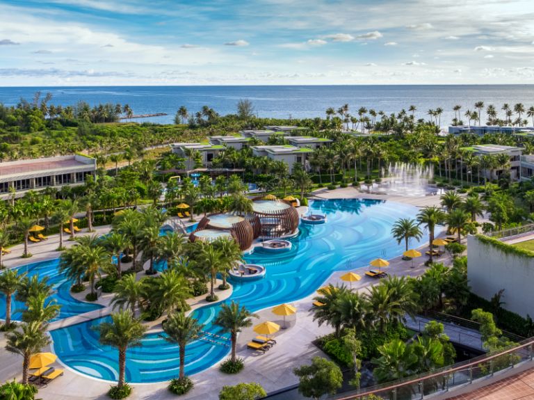 Pullman Beach Resort là resort 5 sao với lối kiến trúc sang trọng của tập đoàn Pullman và đi vào hoạt động từ năm 2020.