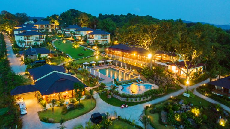 Camia Resort & Spa là khu nghỉ dưỡng 4 sao cao cấp mang vẻ đẹp hiện đại ẩn mình dưới những rặng cây, núi và biển. 