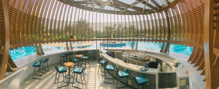 Pullman Beach Resort sở hữu nhà hàng nằm trên tầng thượng với lối kiến trúc mái vòm lạ mắt, cung cấp bít-tết thượng hạng.
