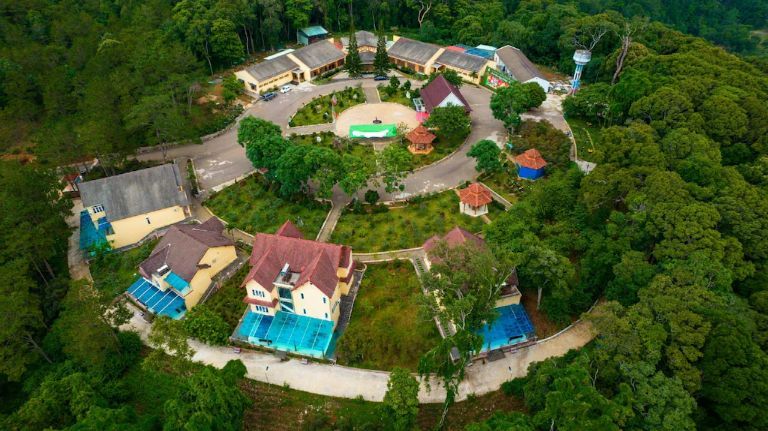 Khuôn viên resort được bao phủ bỏi hồ nước và những cánh rừng nguyên sinh rộng lớn. (nguồn: agoda.com)