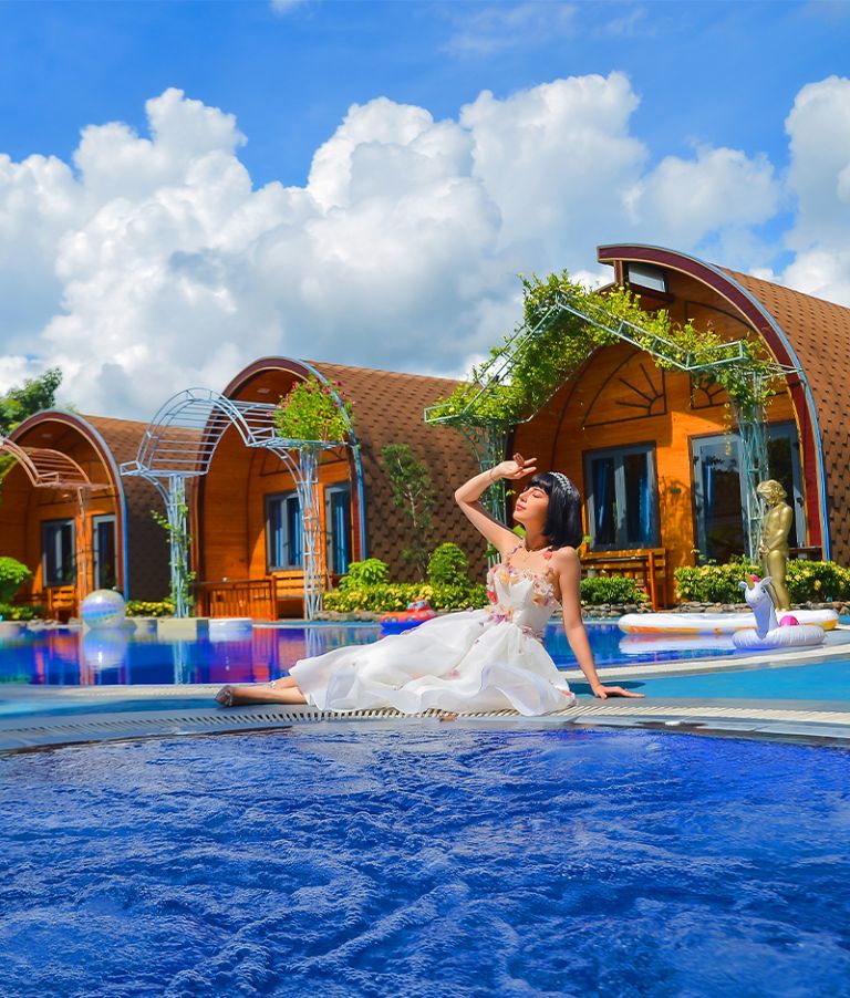 Resort Hàng Dương sở hữu bể bơi cho du khách có thể checkin và vui chơi.