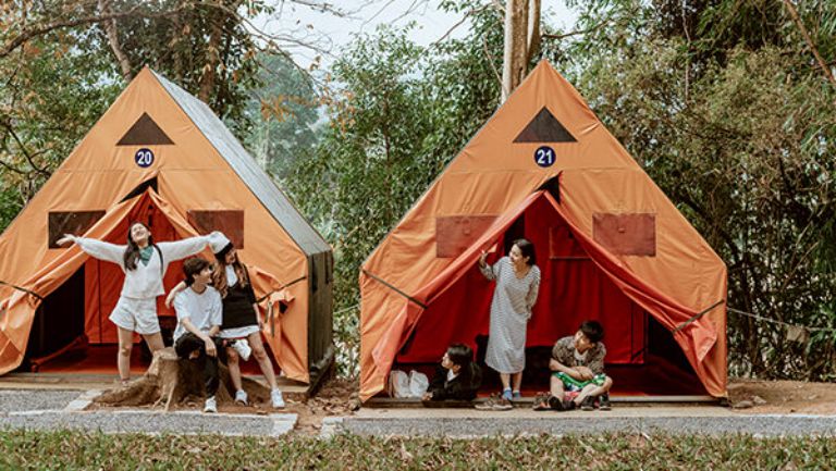 Resort Madagui sở hữu các túp lều cam sặc sỡ gần gũi với núi rừng. 