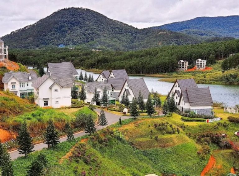 Resort Lâm Đồng xây dựng theo hướng hoà nhập với thiên nhiên, bao quanh bởi rừng núi. 