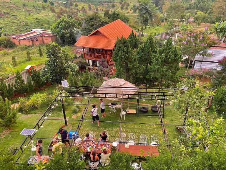 Sen villa Resort Bảo Lộc sở hữu không gian tổ chức BBQ ấm cúng, hoà mình với thiên nhiên núi rừng. 