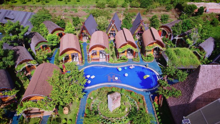 Resort Hàng Dương nằm trọn trong khuôn viên núi rừng, toàn cây xanh. 
