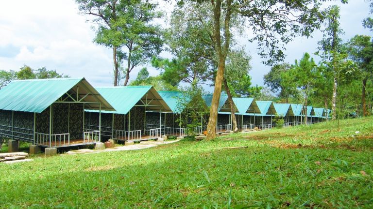 Dambri resort Bảo Lộc xây dựng dãy phòng tập thể dược nợp bằng mái tôn xanh. (nguồn: bookig.com)