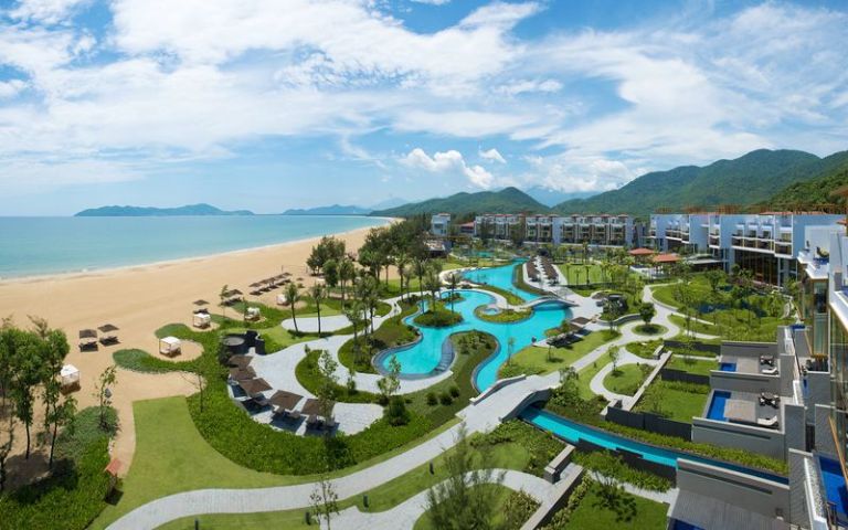 Resort gây ấn tượng với du khách bởi hệ thống bể bơi kéo dài bao quanh trong khuôn viên Khu nghỉ dưỡng