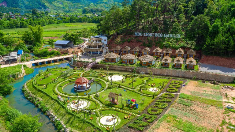 Mộc Châu Eco Garden Resort tọa lạc trên một thảo nguyên xanh rộng lớn, được thiết kế theo phong cách đồng quê độc đáo với những căn nhà bungalow. 