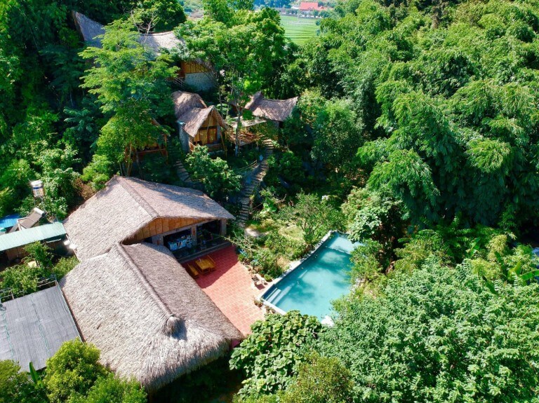 Mộc Châu Retreat Resort sở hữu không gian xanh mát, được bao bọc bởi núi rừng thiên nhiên hùng vĩ và vô cùng thoáng đãng.