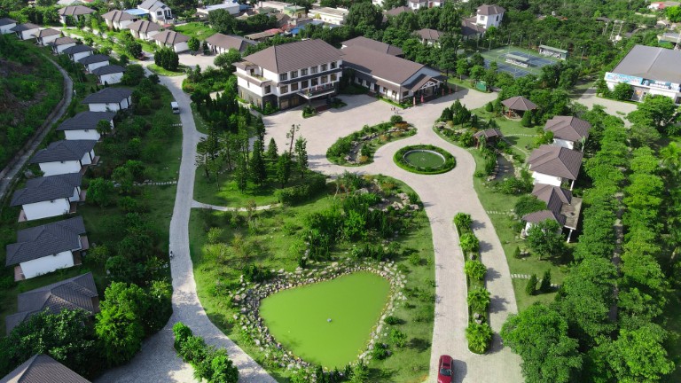 Thảo Nguyên Resort Mộc Châu gây ấn tượng bởi nằm trên một thảo nguyên rộng lớn với những căn nhà nhỏ xinh nằm rải rác xung quanh. 