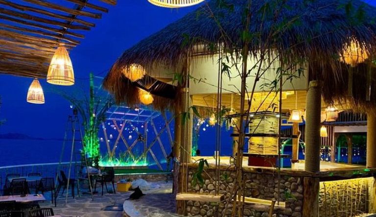 Resort Humiso Nam Du có nhà hàng lá được thiết kế từ những vật liệu mộc mạc và mang đến các món ăn đặc sắc của địa phương.