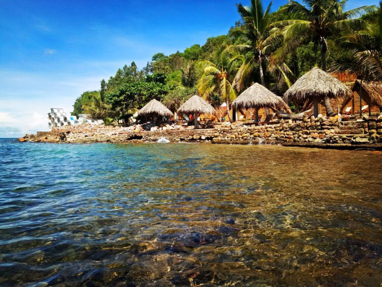 Resort Humiso Nam Du nằm trên đảo Nam Du mang một vẻ đẹp hoang sơ, thanh khiết bao quanh bởi núi và biển cả. 