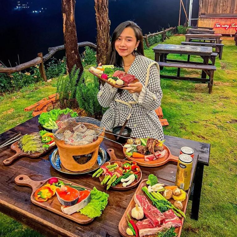 Thảo Thường Camp Resort sở hữu một khoảng sân lớn để tổ chức các bữa tiệc BBQ với đa dạng sự lựa chọn cùng menu hơn 30 món.