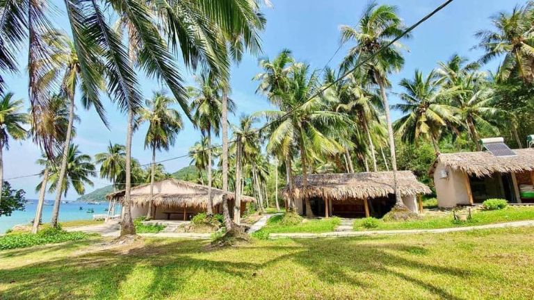 Langchia Nam Du Resort là khu nghỉ dưỡng 3 sao nằm trên đảo Nam Du, được bao quanh vởi dãy rừng và biển cả. 