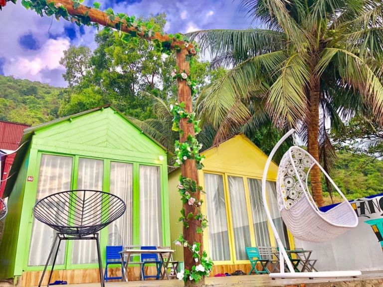 Thảo Thường Camp Resort sở hữu những căn bungalow mang đa dạng sắc màu được bao quanh bởi rặng dừa cao vút.
