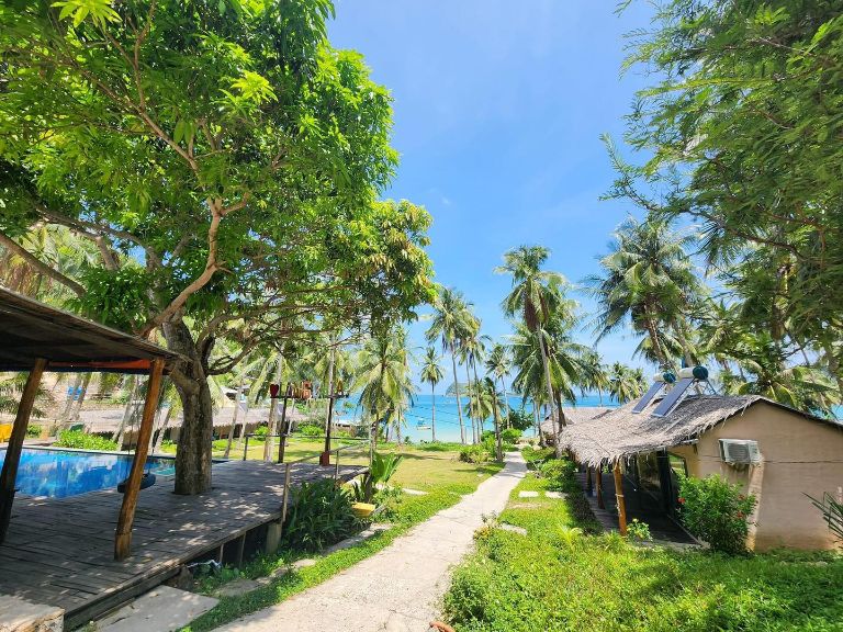 Langchia Nam Du Resort mang không gian kiến trúc hoang sơ, mộc mạc từ con đường lát gạch đến các phòng nghỉ lưu trú.