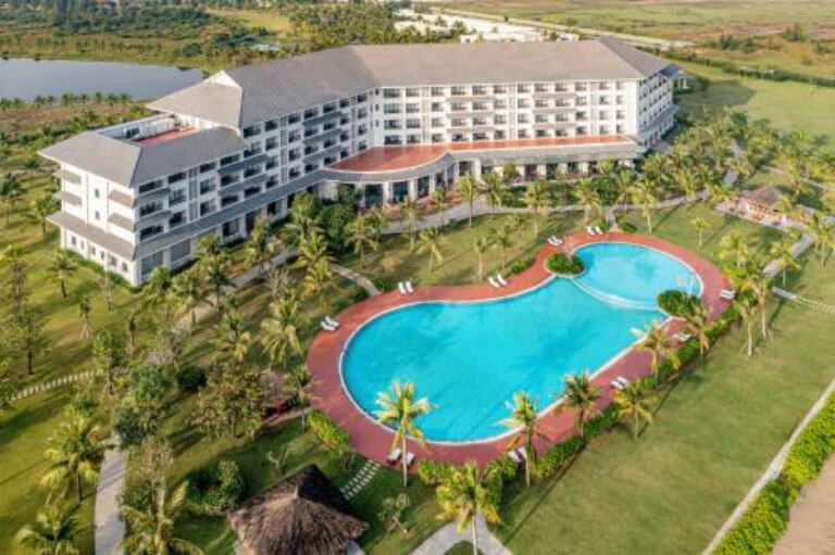 Melia Vinpearl Cửa Hội Beach Resort được xây dựng hình chữ V với tầm nhìn hướng biển.