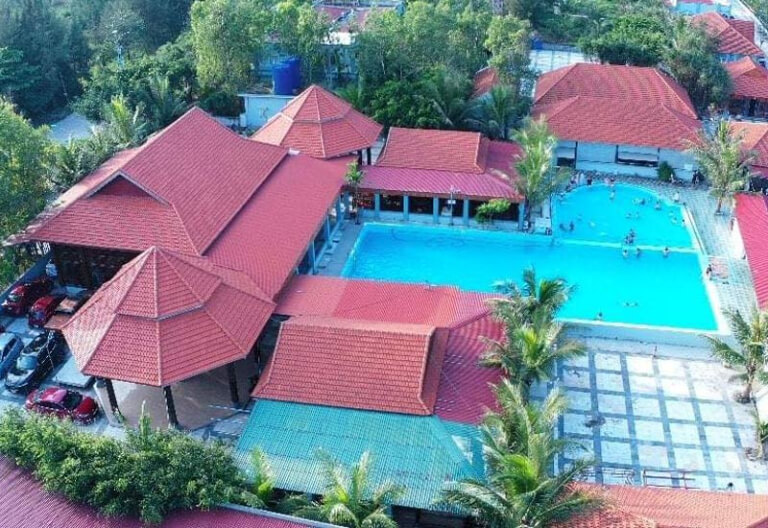 Ruby Star Quỳnh Resort sở hữu khuôn viên rộng được bao trùm bởi hệ sinh thái xanh.