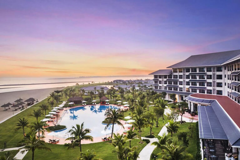 Melia Vinpearl Cửa Hội Beach Resort nằm tọa lạc ngay bờ biển Bình Minh. 