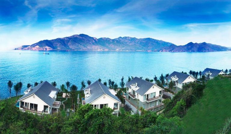 Hon Tam Resort cung cấp các bungalow cao cấp bên bờ biển, dọc theo vịnh Nha Trang. (nguồn: Booking.com).