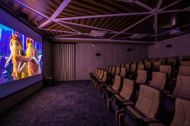 Resort có phòng chiếu phim 3D với sức chứa lên tới 60 người (nguồn: booking.com).