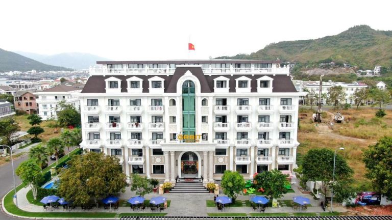 Orbit Resort & Spa là một resort cao 7 tầng, thiết kế hiện đại chuẩn châu Âu (nguồn: Booking.com).