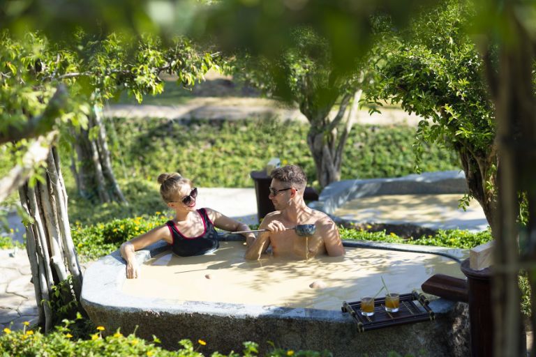 Dịch vụ “Tắm bùn khoáng” nổi tiếng như một “nhận diện” của Hon Tam Resort (nguồn: Booking.com).