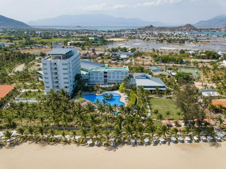 Saigon - Ninh Chu Hotel & Resort thuộc top những khu nghỉ dưỡng đạt chuẩn 4 sao có thời gian hoạt động hơn 10 năm. (Nguồn: Booking.com) 