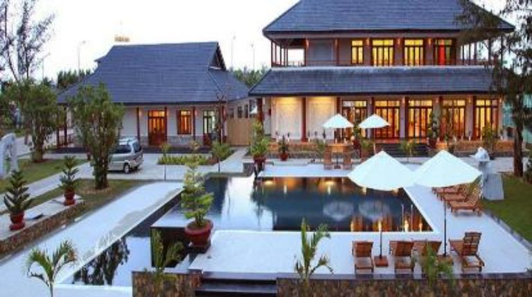 Aniise Villa Resort sở hữu 1 hồ bơi vô cực ngoài trời có thiết kế hình chữ nhật đơn giản và tinh tế. (Nguồn: Internet)