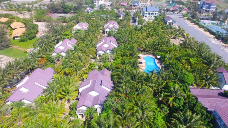 Resort Con Gà Vàng đem đến không gian nghỉ dưỡng tràn ngập sắc xanh của những hàng dừa thẳng đứng và vườn cây nhiệt đới. (Nguồn: Booking.com)