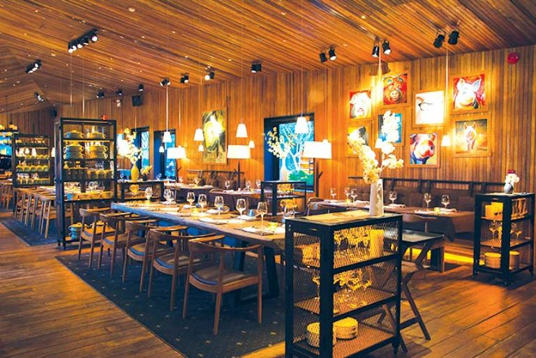 Khu nghỉ dưỡng đạt chuẩn 3 sao cung cấp 1 nhà hàng Victoria mang phong cách thiết kế rustic thô mộc với toàn bộ tường, trần và sàn làm từ gỗ mộc. (Nguồn: Internet)