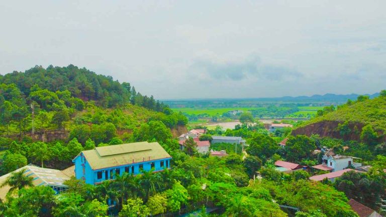 Thanh Lâm Resort Phú Thọ sở hữu không gian yên bình với lưng tựa núi, bao quanh bởi khu rừng cây xanh (nguồn: facebook.com)