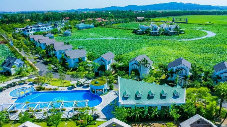 Vườn Vua Resort & Villas Phú Thọ sở hữu không gian tuyệt đẹp bao quanh bởi đầm sen với tầm nhìn núi đồi (nguồn: booking.com)