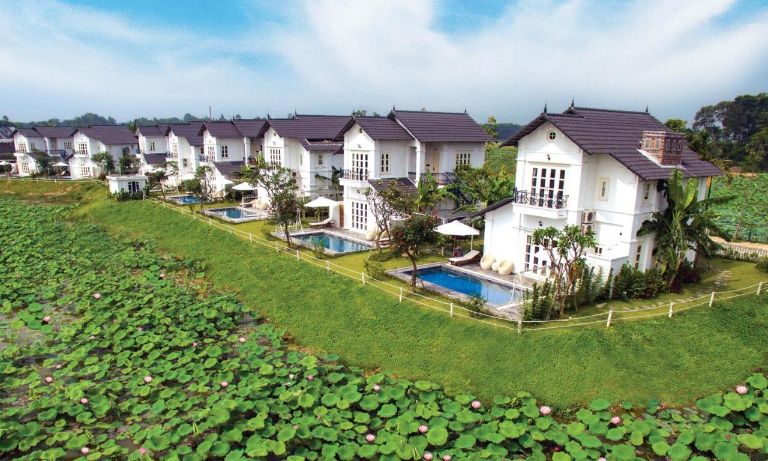 Vườn Vua Resort & Villas Phú Thọ gây ấn tượng với những căn nhà tông trắng kiểu Pháp nằm liền kề tuyệt đẹp (nguồn: booking.com)