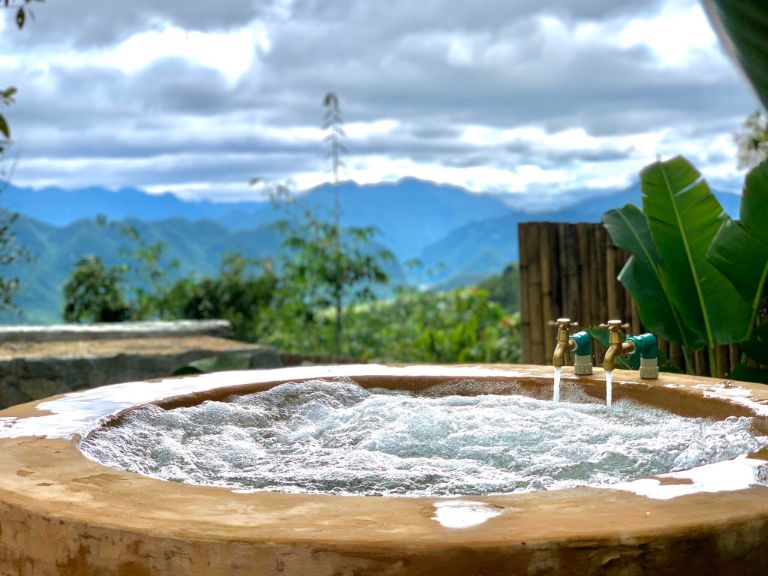 Bồn sục Jacuzzi ngoài trời duy nhất của Pù Luông Eco Garden sẽ mang đến trải nghiệm nghỉ dưỡng độc đáo. (nguồn: Booking.com).