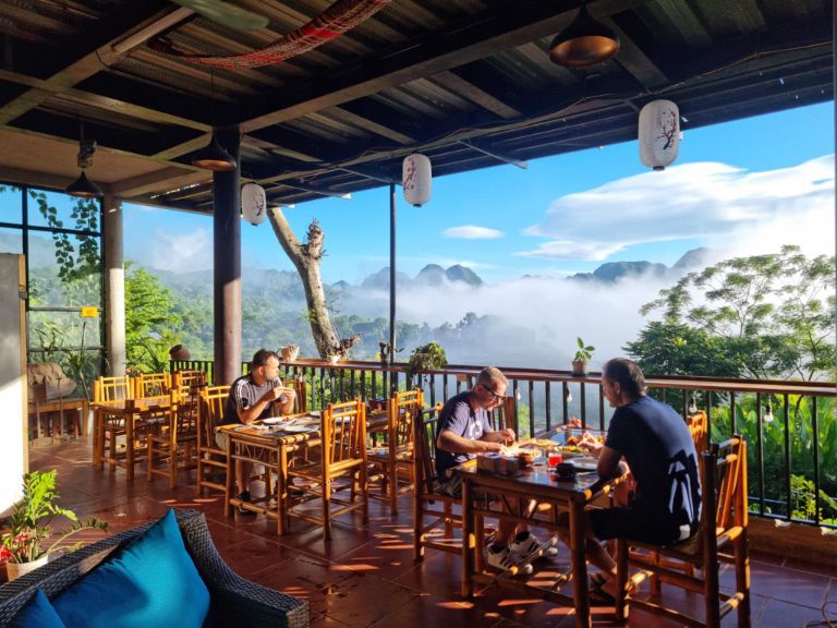 Khu nghỉ dưỡng mang đến tầm ngắm mây giăng đồi núi đẹp nhất Pù Luông (nguồn: Booking.com).