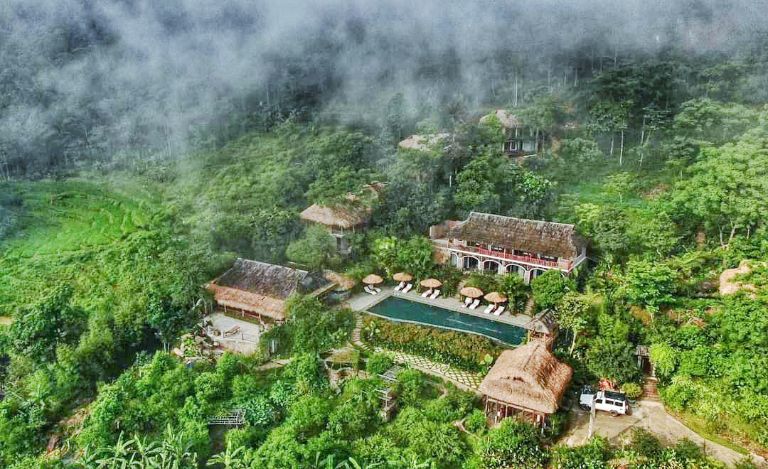 Với vị trí đặc biệt, resort mang nét nhiều hoang sơ và hùng vĩ của núi đồi Pù Luông (nguồn: Booking.com).