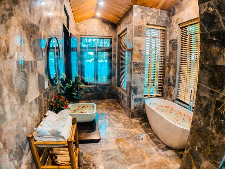Các hạng nghỉ tại Pù Luông Eco Garden còn có nhà tắm cực sang trọng. (nguồn: Booking.com).