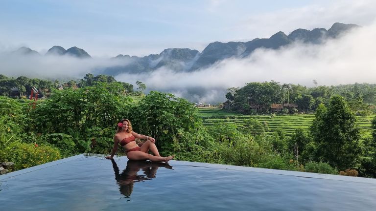 Bể bơi vô cực của resort được thiết kế tràn viền và có view "triệu đô" nhìn thẳng ra thung lũng mây giăng. (nguồn: Booking.com).