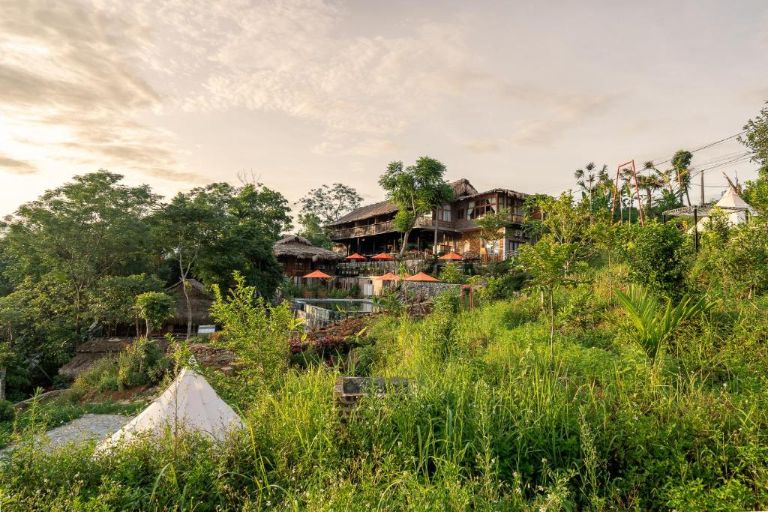 Inh La Home Pu Luong tọa lạc trên lưng sườn núi, được bao quanh bởi thảm thực vật xanh mát (nguồn: Booking.com).