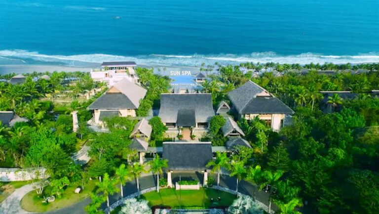 Sun Spa Resort Quảng Bình có view cực đỉnh với xung quanh là khu rừng nhiệt đới, phía sau là bãi biển trải dài vô cùng đẹp.