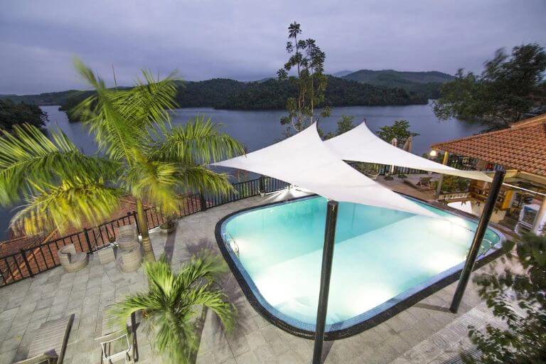 Bể bơi ngoài trời rộng lớn có thiết kế hình oval độc đáo là một trong những dịch vụ, tiện ích tại Phong Nha Lake House Resort.