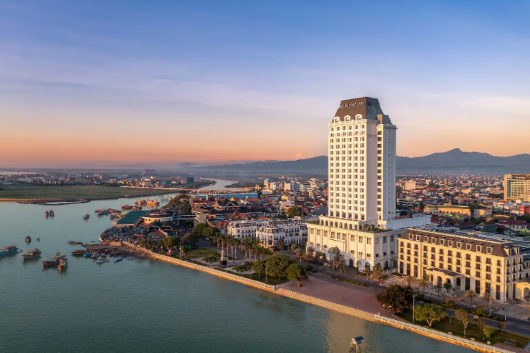 Vinpearl Quảng Bình nổi bật giữa thành phố với tòa nhà 22 tầng sang trọng với chiếc view xịn xò một mặt là nhìn ra dòng sông Nhật Lệ, một mặt nhìn ra thành phố sôi động.