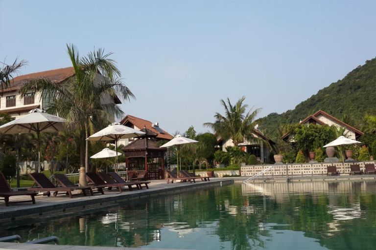 Khu Resort Quảng Ngãi này có được bao quanh bởi đồi núi và biển xanh, tạo nên một không gian nghỉ dưỡng trong lành. (nguồn: ticotravel)