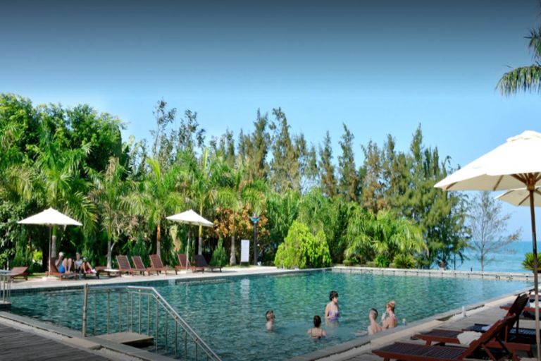 Hồ bơi ngoài trời tại Sa Huỳnh Resort là địa điểm lý tưởng để cho ra đời những bộ ảnh check-in sống ảo "triệu like". (nguồn: ticotravel)