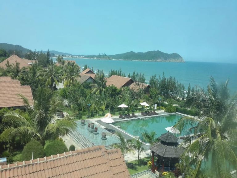 Sa Huỳnh Resort có lối thiết kế theo phong cách Á Đông truyền thống, với những ngôi nhà lợp mái đỏ đặc trưng. (nguồn: agoda.com)