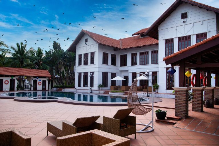 Tuần Châu Resort toạ lạc trong khu vườn riêng thuộc Tuan Chau Group. 