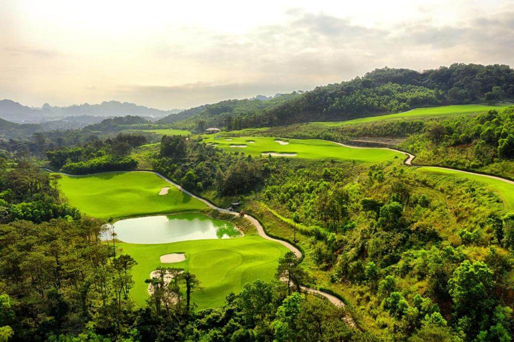 FLC Ha Long Bay có sân golf 18 hố tiêu chuẩn quốc tế với vô vàn tiện nghi hiện đại. 