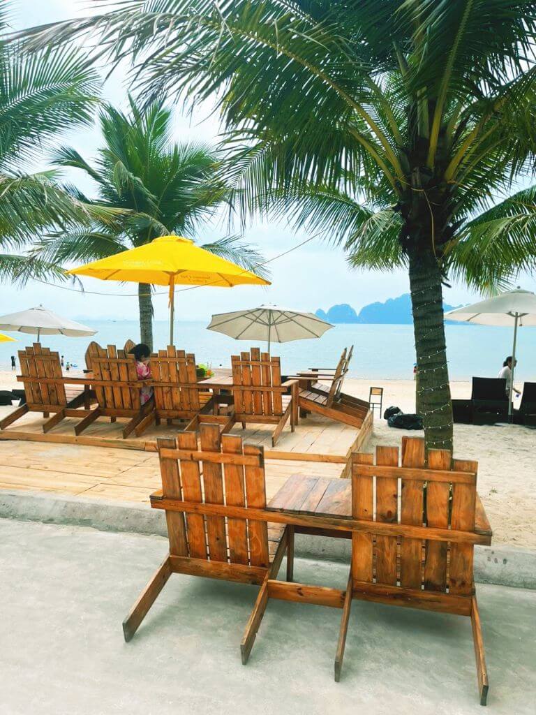Tuần Châu Resort sở hữu cafe bãi biển đậm chất Hawaii. 